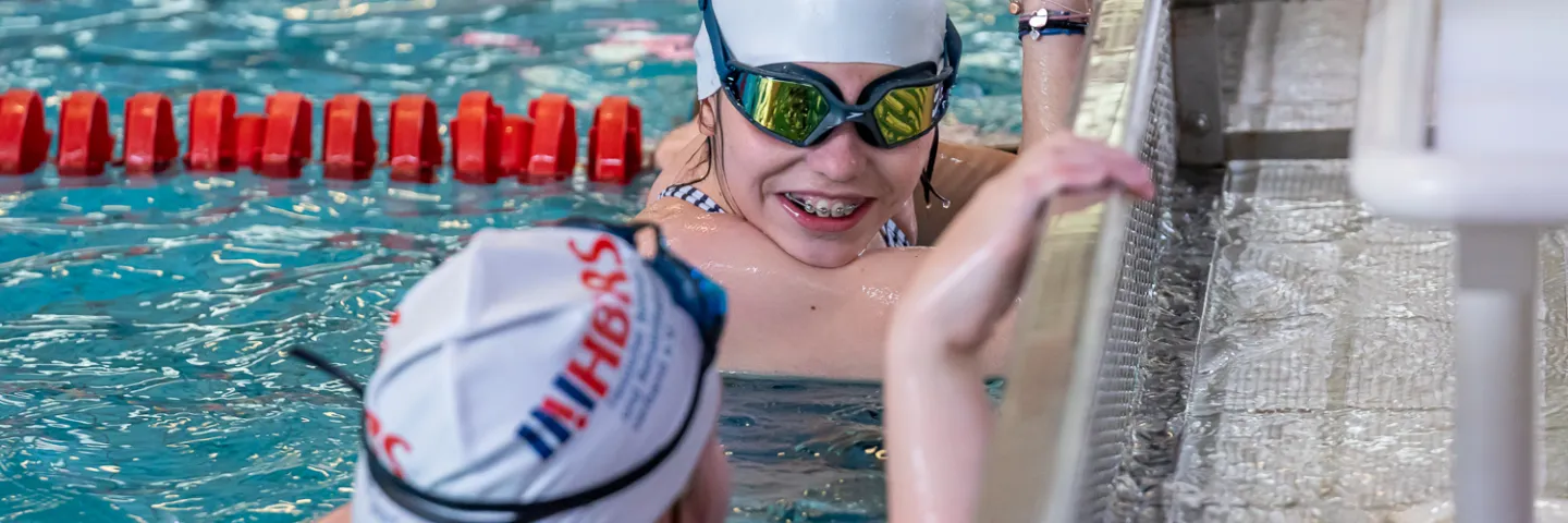 Zwei Schwimmer im Wasser