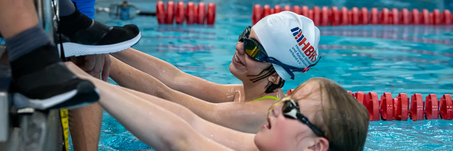 Zwei Schwimmer am Startblock