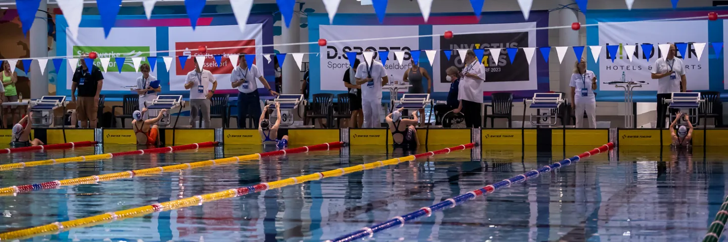 Bild auf Schwimmbecken mit Leinen ohne Schwimmer