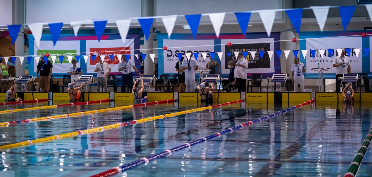 Bild auf Schwimmbecken mit Leinen ohne Schwimmer